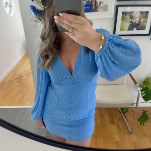 Klänning - Superfin blå adoore-liknande klänning från vero moda använd en gång💋