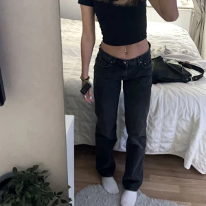 lågmidjade jeans - skitsnygga mörkgråa lågmidjade jeans från gina. köpt för 499kr för ett år sen. säljer pga de blivit försmå. fint skick😇