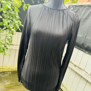 Tjusig dam blus från Ginatricot  - Tjusig dam blus från Ginatricot.  Färg svart.  Tunt och skönt material  Ej använd