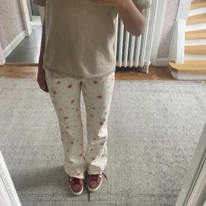 Bootcut mönstrade jeans - Skitsnygga jeans som är blommiga. Är 170 cm och de är typ 10 cm för långa för mig, det går att klippa av men längden passar alla! Älskar