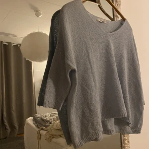 Stickad pullover  - Ljusblå stickad pullover jag köpt secondhand. Perfekt som den är eller över ett linne. I fint skick, lappen var kvar när jag köpte den. 