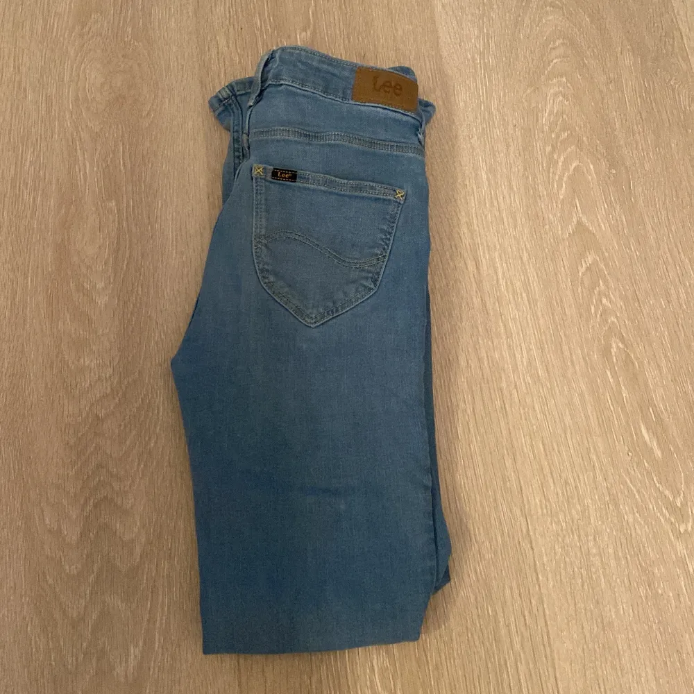 Jag säljer mina byxor för at jag inte använder dom.💕dom är använt tio gånger! Ordinär pris är 1000. Jeans & Byxor.