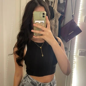 Svart topp - En svart ribbad topp från h&m. Tyvärr alldeles för liten på mig. Köptes för 100kr, pris kan diskuteras. (Byxorna säljs)