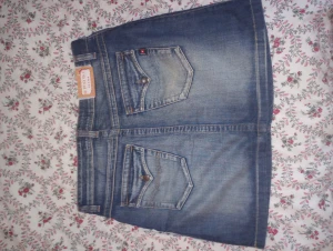 jeans kjol - jättesnygg kjol, tyvärr för stor för mig :(