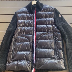 Moncler cardigan  - Säljer nu min moncler cardigan i superbra skick. Storlek M passar L 