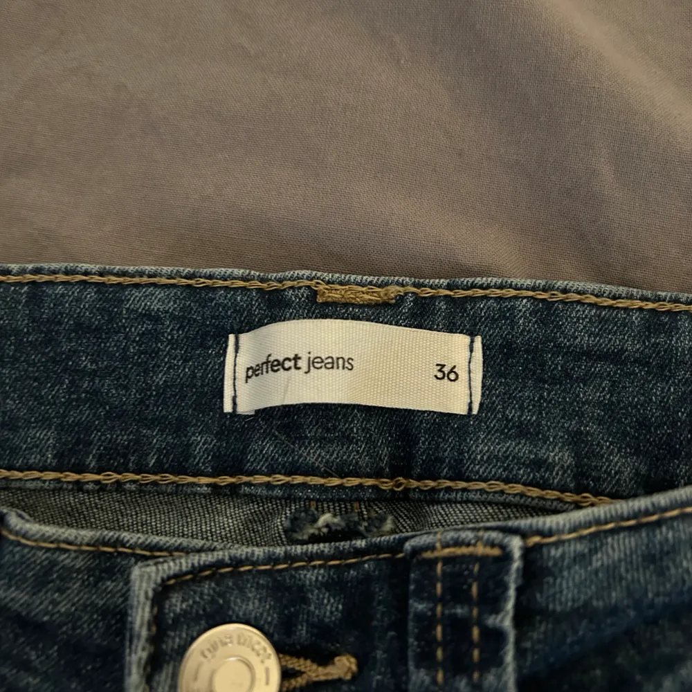 Low waist bootcut jeans med knappar på bakfickorna super snygga tyvärr för stora för mig Storlek 36. Jeans & Byxor.