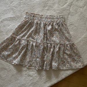 Kjol - Blommig somrig kjol 