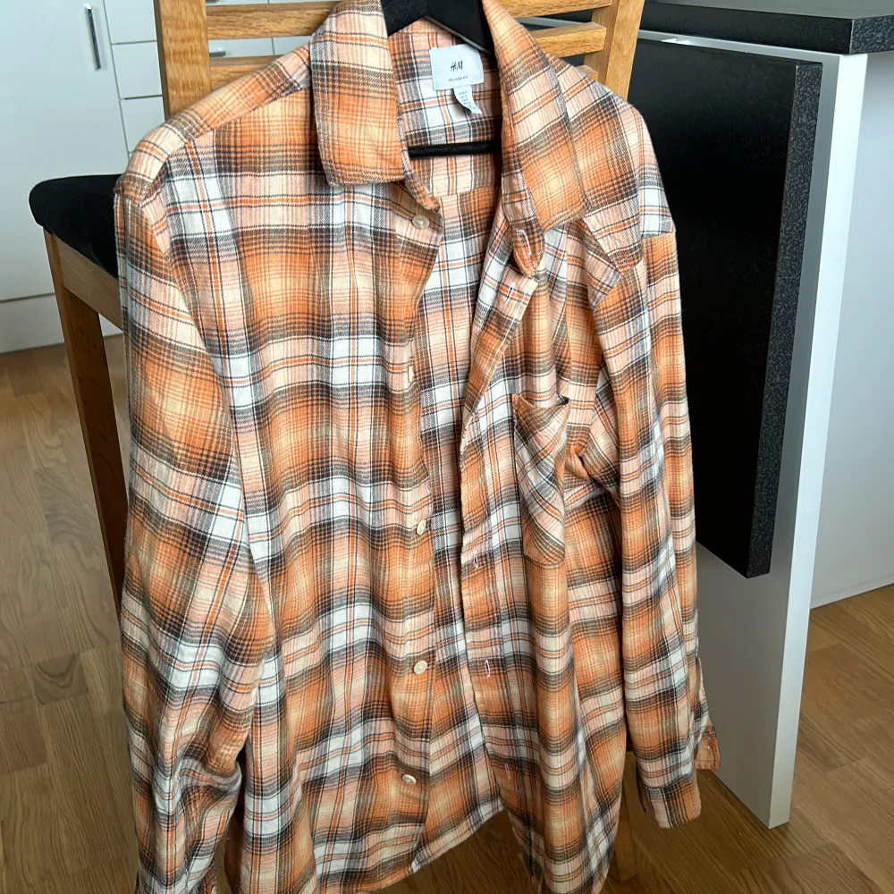 Knappt använd skjorta från HM - snygg i kombination med T-shirt under eller som overshirt . Paidat.