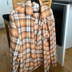 Skjorta  - Knappt använd skjorta från HM - snygg i kombination med T-shirt under eller som overshirt 