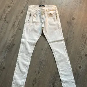 Vita snygga jeans med detaljer 