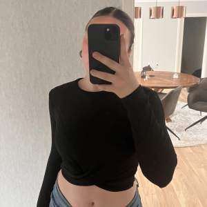 Svart, jättefin croptop med lite genomskinlig material som aldrig kommit till användning. 