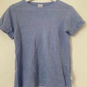 T-shirt med volang - Fin T-shirt från ella&il, mkt fint skick! 