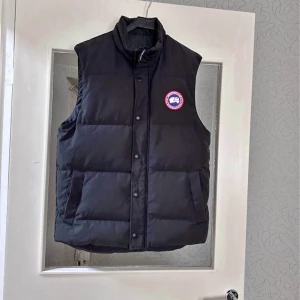 Canada goose väst  - Canada goose väst  Västen är i god skick, har använts då och då och inga märken på slitage eller liknade.  Storlek M färg svart  Hör av er för fler bilder!