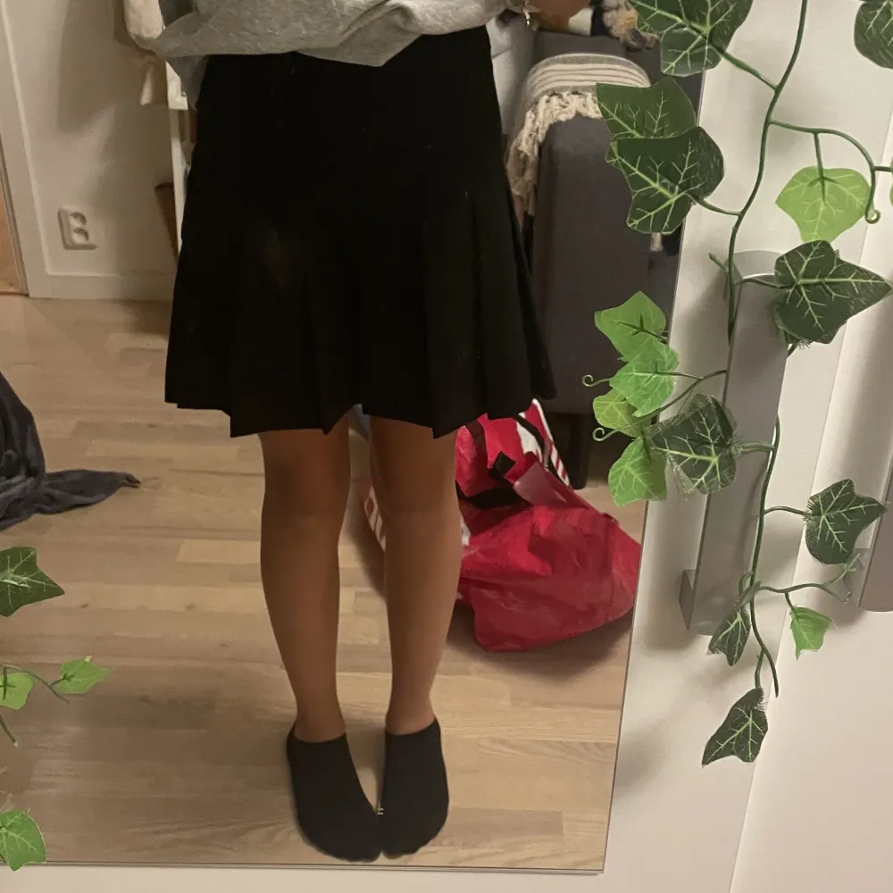 Den svart kjol från H&M i mycket fint skick, den passar till allt och den är lätt att klä upp och klä ner😊💕 köpt för ca 150kr och säljer nu för 30kr💓 det tillkommer en kedja som går att haka fast men den har jag ej använt då den lätt går att ta loss💓 😃. Kjolar.