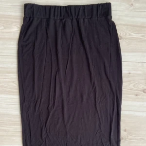 Lång svart kjol - För liten för mig och därav säljer jag.  Strl L mer som M skulle jag säga. 