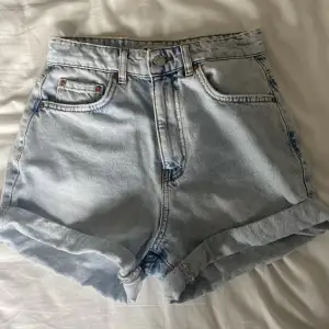 Jätte snygga och bra kvalitet shorts från gina. Ny skick🩷 Köparen står för frakten och dm för mer information🥰