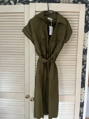 Grön klänning - Helt ny militärliknande klänning från cos med justerbar midja