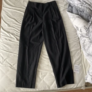 Svarta Kostymbyxor  - Ett par utsvängda kostymbyxor med linnematerial. Köpta på ASOS för 200 kr i storlek 38. Men dom va inte i min smak så därför säljer jag dom. Köparen står för frakt. 