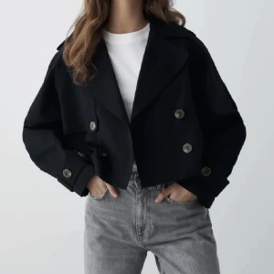 trench coat - Använd varsamt och därmed mycket bra skick, liten i storlek så passar S som jag i vanliga fall är, ursprungspris 599kr, skriv vid intresse och om fler bilder önskas, pris kan diskuteras💓