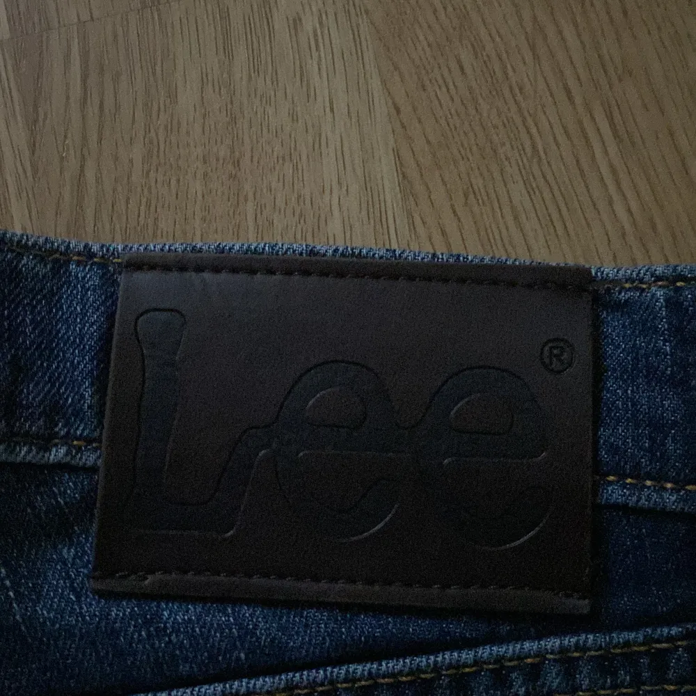 Säljer ett par Lee jeans i storlek 28/32 i slim fit med en skön o sliten blå wash.. Farkut & Housut.