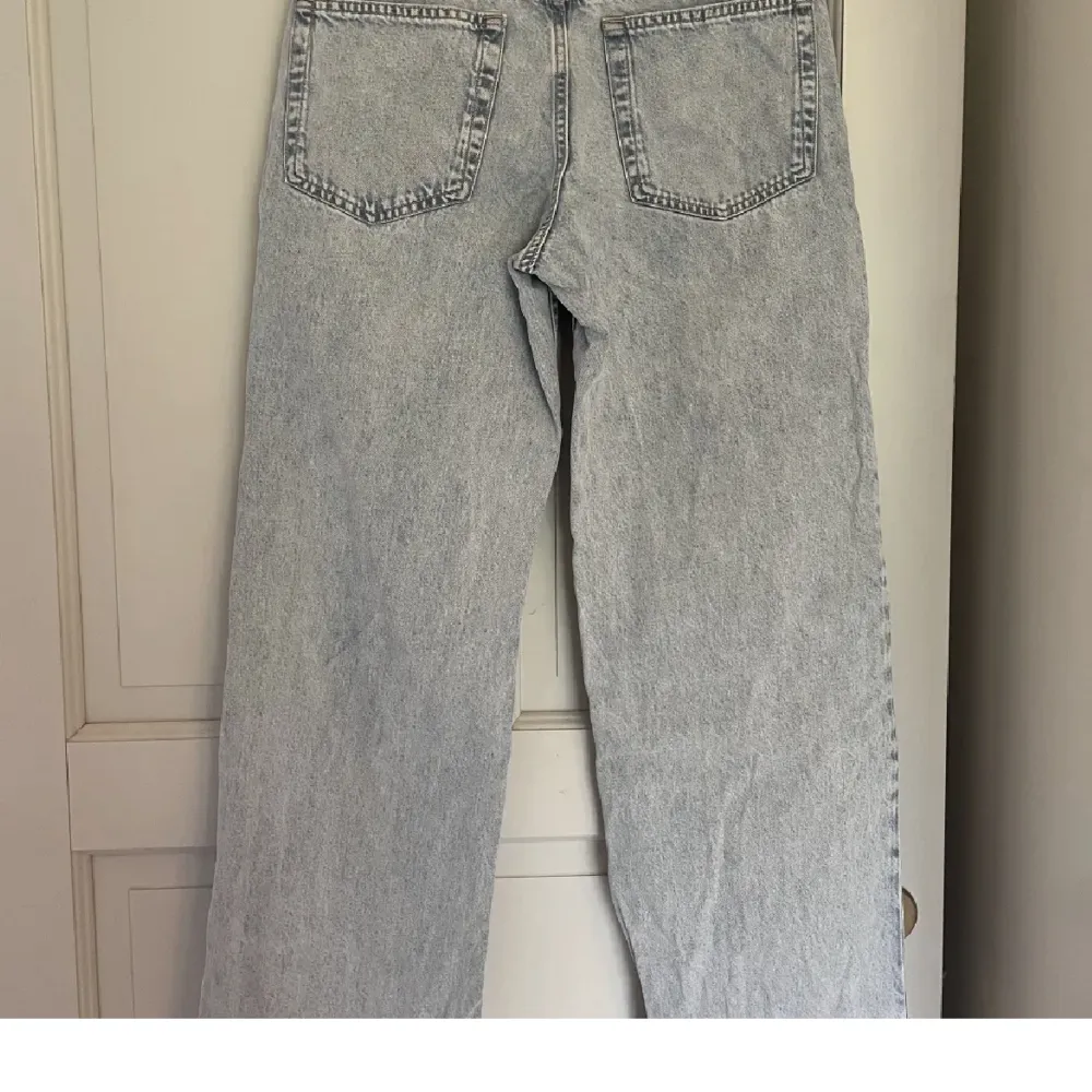 Nya jeans från HM säljer då de ej kommer till användning. Enbart använda en gång. . Jeans & Byxor.
