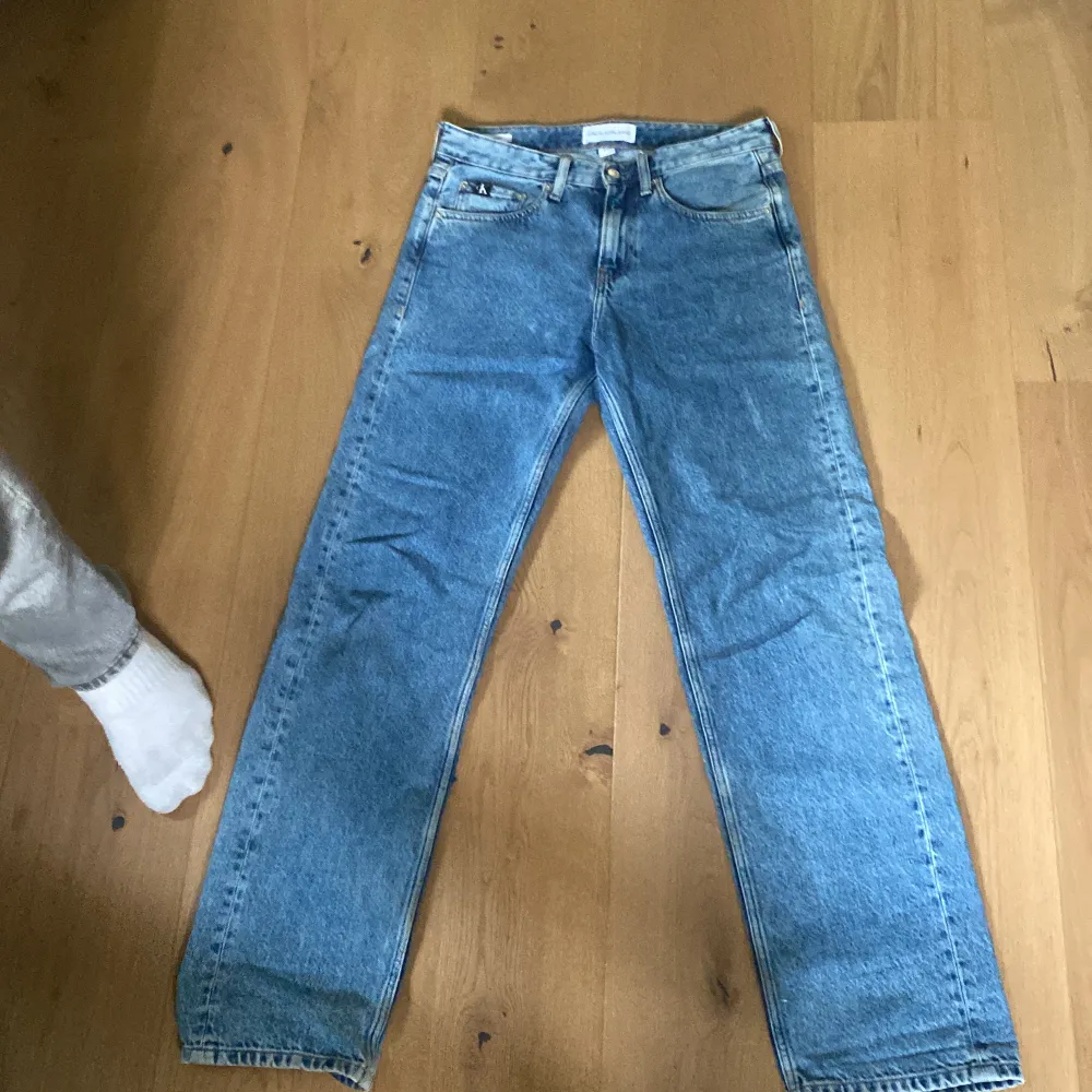 Säljer mina jeans från calvin klein då kagg tycker att dem har för baggy passform jeansen är i modellen 90s straight och ör storleken 28/30. Jeans & Byxor.