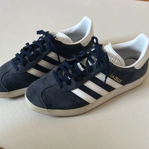 Adidas skor - Jättesnygga Adidas skor🤍De är i princip i nyskick och endast använda max ett par gånger. Skriv vid fler frågor🤍