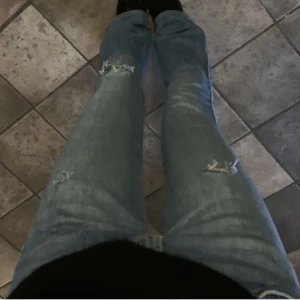 Lågmidjade jeans - Jättefina lågmidjade bootcut jeans! Storlek XS, midjemåttet är 34-35cm tvärsöver, innerbenslängden är 77-78cm! Jeansen är ganska stretchiga 😇(Lånade bilder) 