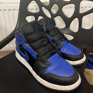 Jordan 1 Hyper Royal - Jordan 1. Köpta för ett tag sedan åå Merchswedens egna hemsida. Pris är inte satt, kom med bud. Kommer med skosnören, de är bara avtagna för skorna är rengjorda.