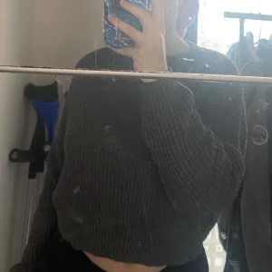 Grå stickad tröja - En grå stickad tröja från Boohoo i storlek M/L. Den är lite kortare i modellen och är i bra skick! Köp gärna genom köp nu💕