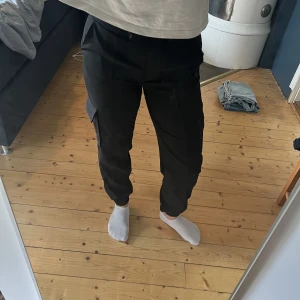 Cargo pants - Cargo byxor endast använda 1 gång i storlek XS men tycker de passar S bra också, verkligen jättesnygga och bekväma!