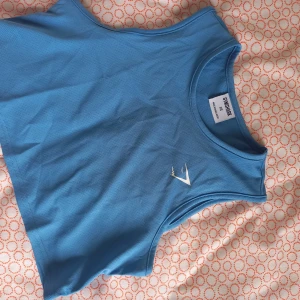 Gymshark croptop - Träningslinne i croppad modell från gymshark. Säljes pga fel storlek. Endast testad. 