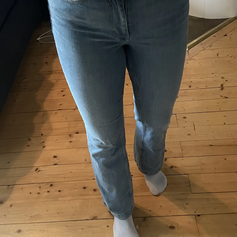 Ljusblåa fina jeans , Bootcut  Storlek M, passar bra till kortare ben. Jeans & Byxor.