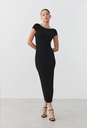 Backless klänning  - Från Gina tricot, använd en gång och är super snygg, har dock köpt en liknande och behöver inte denna. Nypris 400