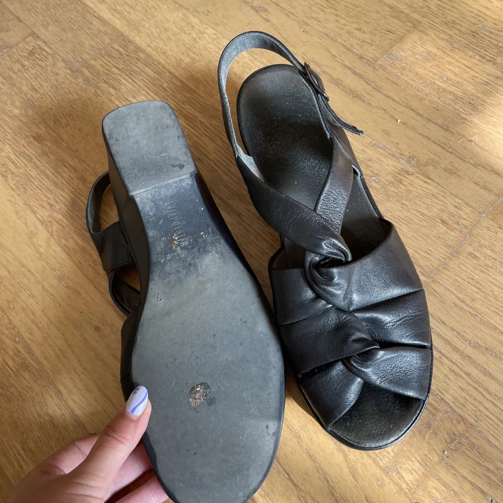 Bekväma sandaler i svart mjuk skinn som passar storlek 38/39.. Skor.