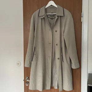 Kappa - Fin vintagekappa! Köpt på secondhand och väldigt varsamt andvänd.