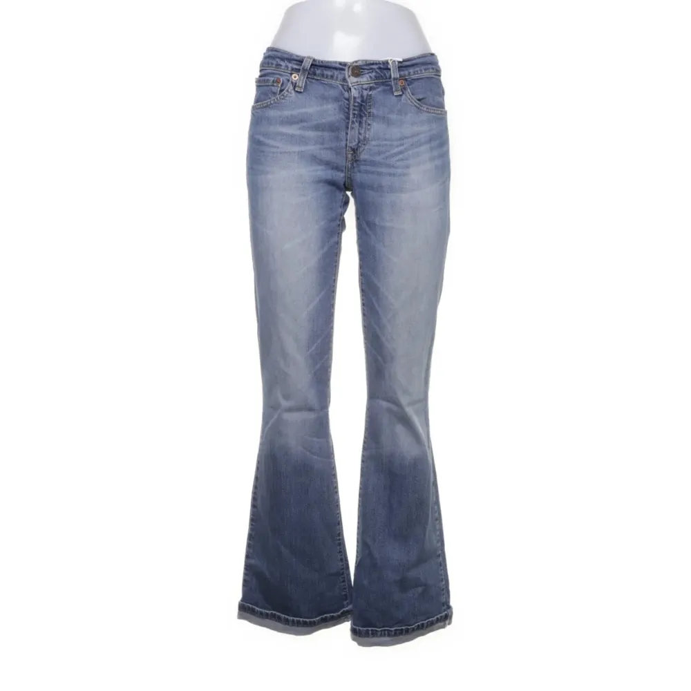 säljer dessa levis jeans då de tyvärr är för små för mig! köpta på sellpy och som i ny skick💞. Jeans & Byxor.