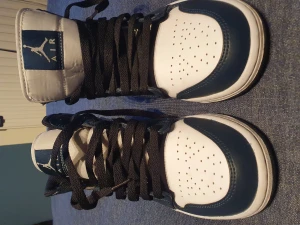 Nike Air Jordan 1 Mid Armory navy/White-black - Storlek EU 41/US 8. Sneakers i mycket fint skick utan skador. Med orginallåda.
