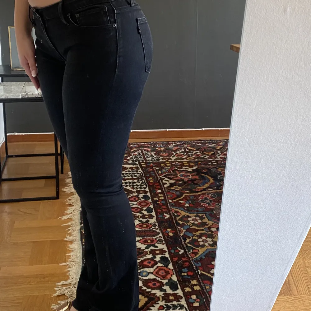 Svarta flared low waist jeans från Crocker som tyvärr inte passar mig längre :( Storlek 29/33.. Jeans & Byxor.