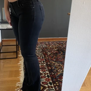 Crocker jeans Low waist  - Svarta flared low waist jeans från Crocker som tyvärr inte passar mig längre :( Storlek 29/33.