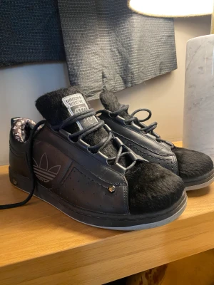 Y2k skor Adidas - Skor super bra skick inga skador eller slitningar adidas skor från typ tidigt tvåtusental stått i kartong sen dess missy elliott x Adidas respect me samlar objekt sällsynta och svåra att få tag i speciellt i så bra skick 