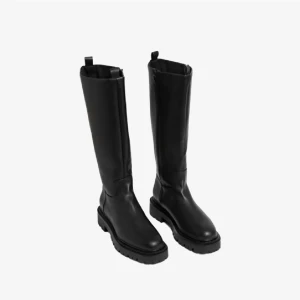Black faux leather knee-high boots - Black faux leather knee-high boots  Svarta stövlar från monki strl 39  Oanvända med allt kvar som fanns vid beställning, inkl lappar, gummiband, kartong, papper och kartong för skydd  i skon  Nypris 500  Säljes då de aldrig kommit till användning