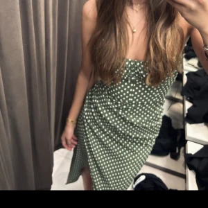 Grön klänning Zara  - Prickig klänning från Zara, prislappen hänger kvar 