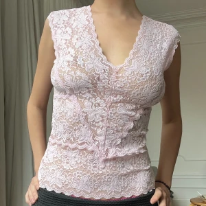 ljusrosa topp  - ljusrosa topp med spets. storlek S. stretchigt tyg. möts i stockholm eller fraktar :)