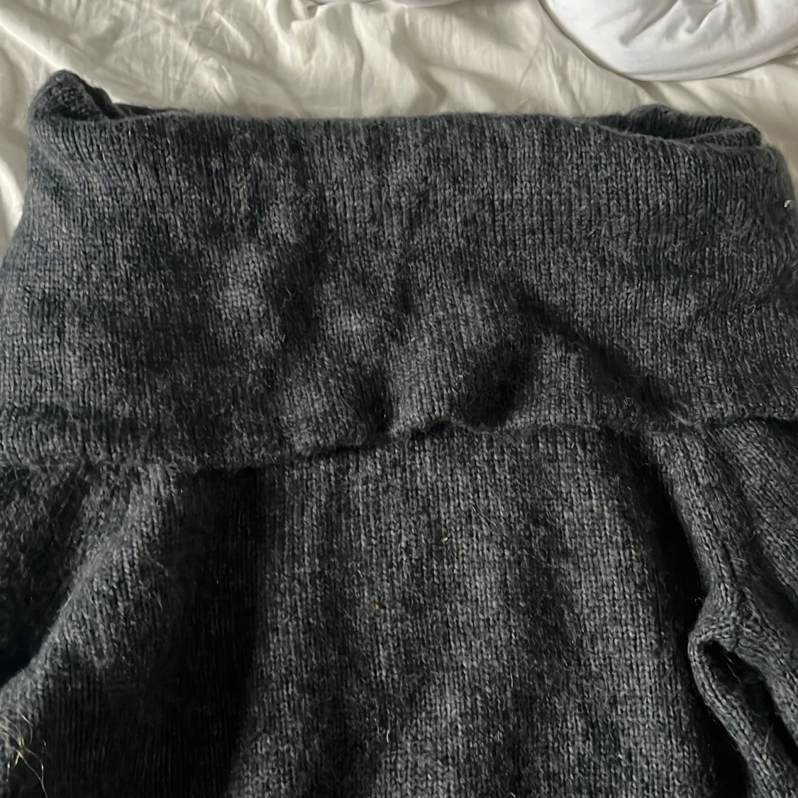 Stickad tröja off shoulder - 90