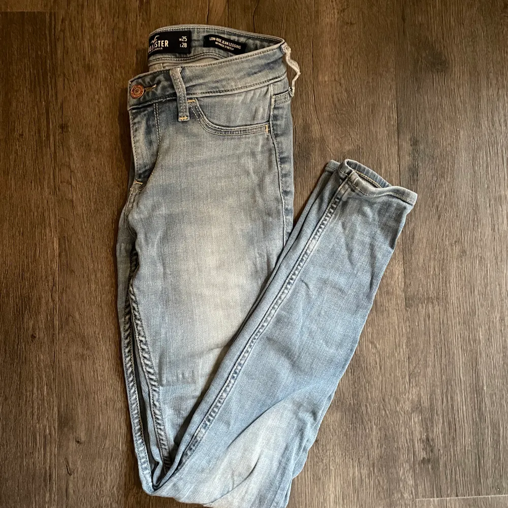 Lågmidjade skinnyjeans från Hollister. Midjemått 25. Använda ett fåtal gånger, som nya.. Jeans & Byxor.