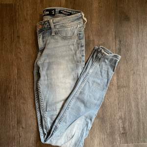 Lågmidjade skinnyjeans från Hollister. Midjemått 25. Använda ett fåtal gånger, som nya.