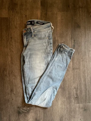 Hollister jeans - Lågmidjade skinnyjeans från Hollister. Midjemått 25. Använda ett fåtal gånger, som nya.