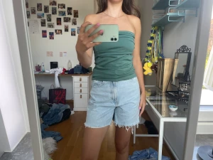 Jeansshorts  - Ljusblå jeansshorts med slitningar.Vid snabb affär kan pris diskuteras 😁 