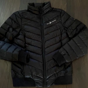 Sail racing Lättviktsdunjacka i fint skick! - Svart Sail racing Lättviktsdunjacka i fint skick!  Använd men utan skador Storlek s dam  Nypris 2599kr